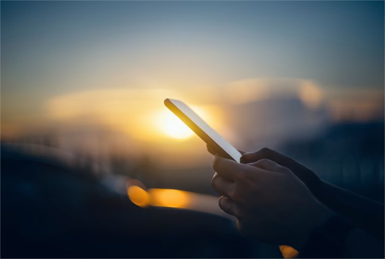 Can legally binding contracts be formed using WhatsApp and Emojis?